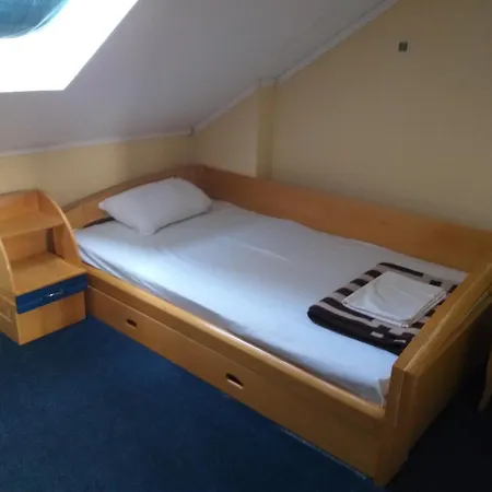 Garni Lupus Prenociste 3*