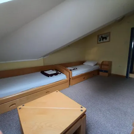 Garni Lupus Prenociste