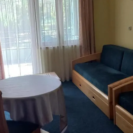 Garni Lupus Prenociste