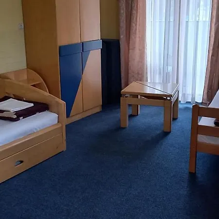 Garni Lupus Prenociste